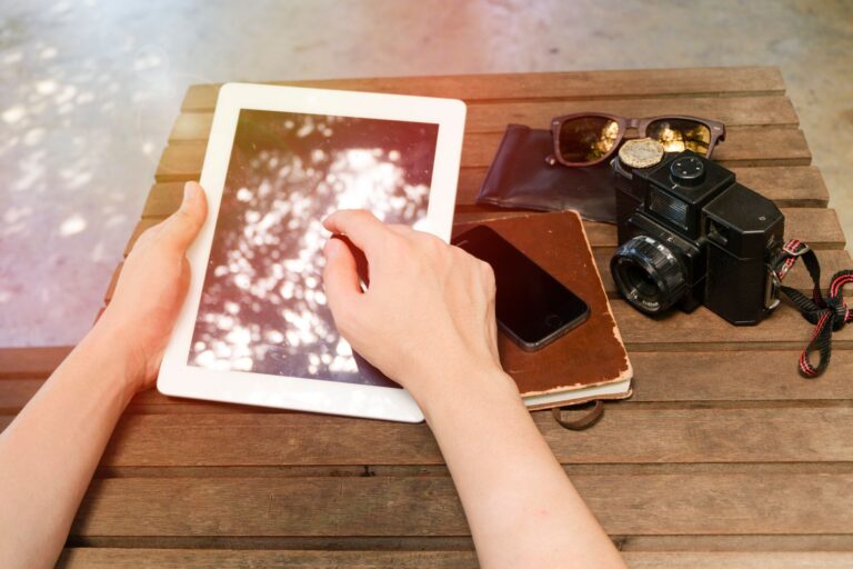 Handen gebruiken een iPad — algemeen sfeerbeeld