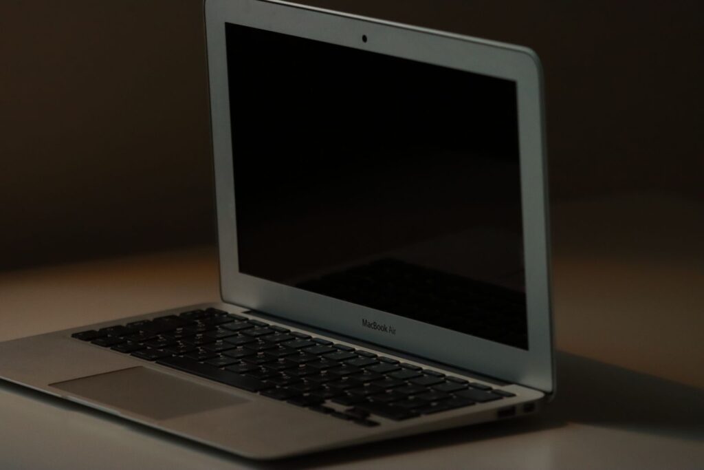 Een MacBook Air op een bureau — algemeen sfeerbeeld