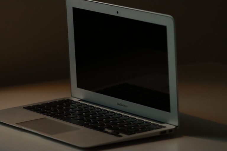 Een MacBook Air op een bureau — algemeen sfeerbeeld