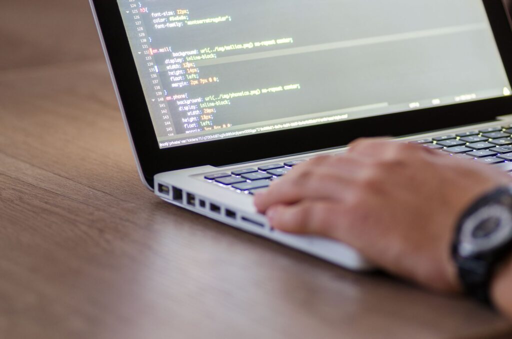 Websitecode op een laptop — algemeen sfeerbeeld