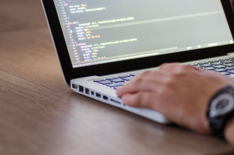 Websitecode op een laptop — algemeen sfeerbeeld